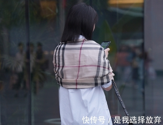 大长腿 衬衫连衣裙搭配格子披肩,轻松穿出高级感,流露出惊艳的美感