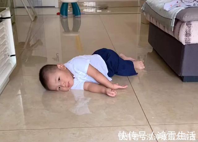 小宝|哥哥开学7天，弟弟“颓废”度日，网友：没人抢的玩具突然不香了