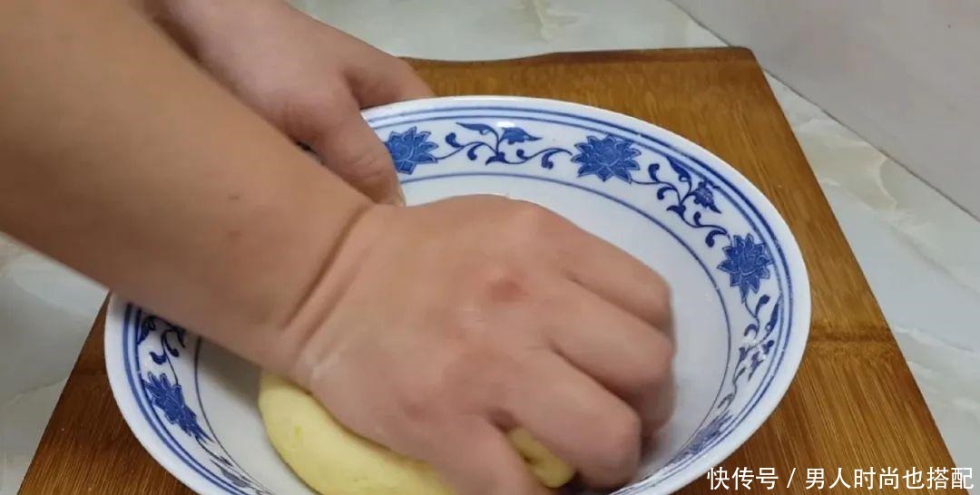 简单|以后红薯就这样做,加半碗面粉,教你做特色小零食,比油条还好吃