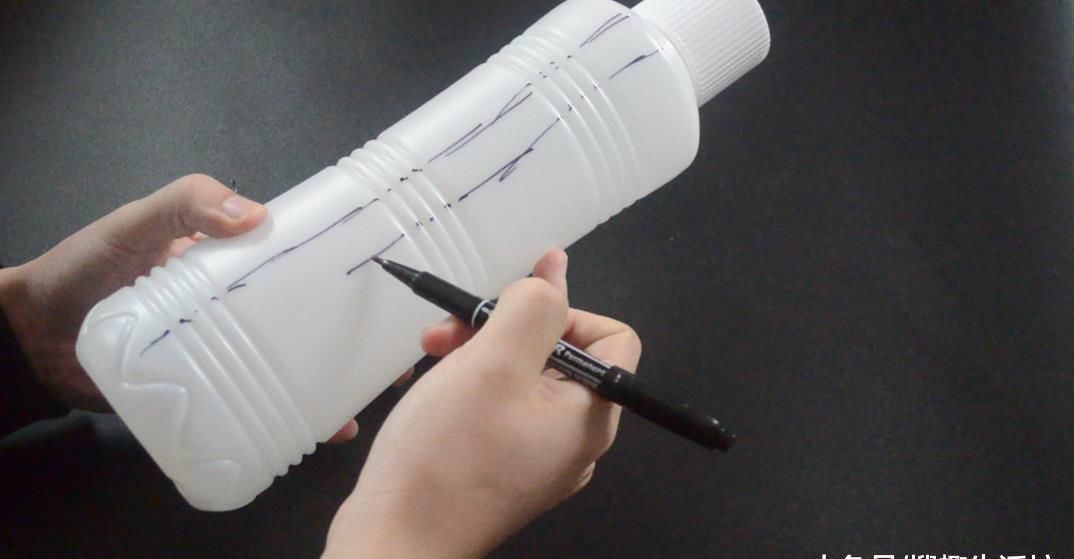 大号塑料瓶别再扔掉了, 改造一下, 放在厨房里有大用处, 太实用了