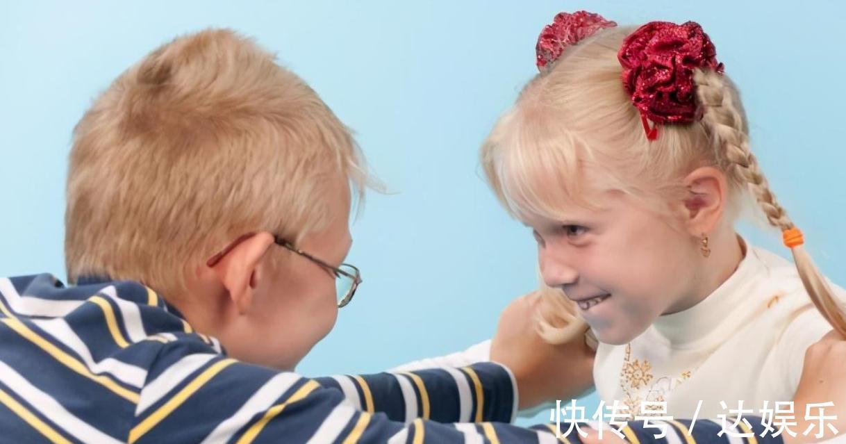 孩子|弟弟被姐姐打哭,一边告状一边护着姐姐,画面太暖感动众人