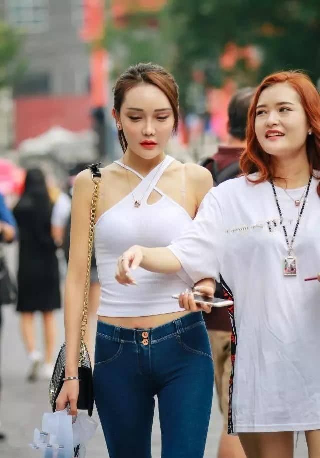 美女|街拍美女个性吊带穿搭时尚紧身裤,走在街上吸引了众多目光