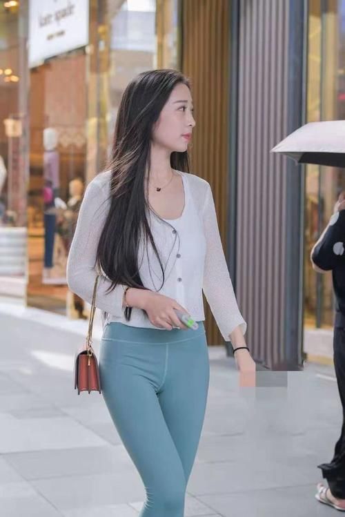 瑜伽服|街头的性感瑜伽裤的美女，甜美大长腿，身材圆润有致