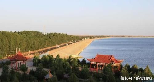 西湖|中国又一奇迹25万人在沙漠挖出9个西湖，硬生生将沙漠变绿洲