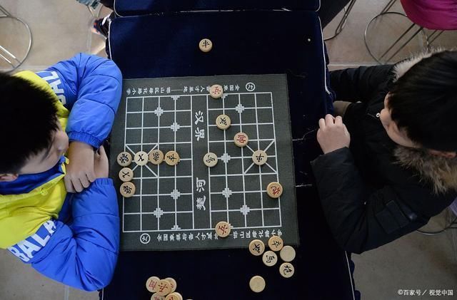 鹧鸪天$19首对弈诗词屋前秋叶空飘转,翁媪无言棋一盘