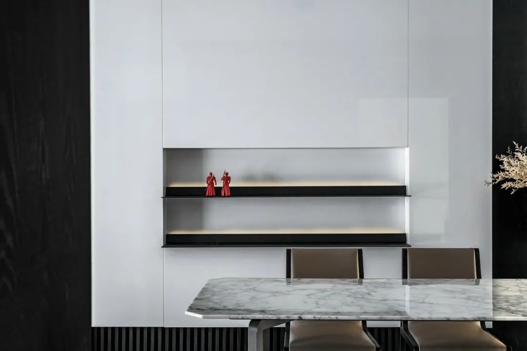 木饰面|150㎡极简黑白灰，年轻夫妇的格调之家，安静稳重有档次