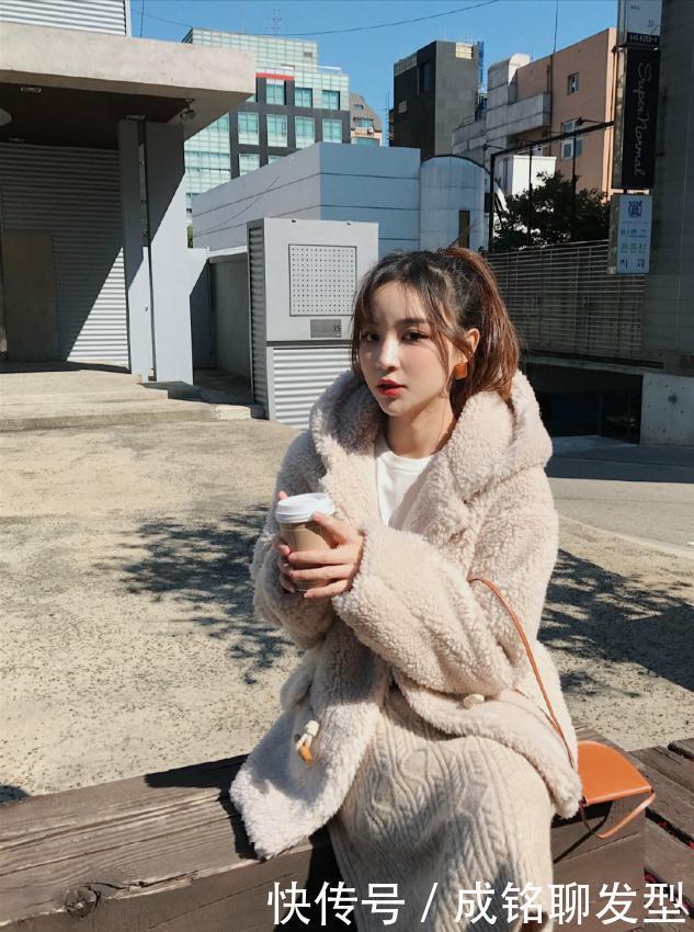 羽绒服|别总穿羽绒服,今冬最火的流行单品还是羊羔毛,时尚保暖又百搭