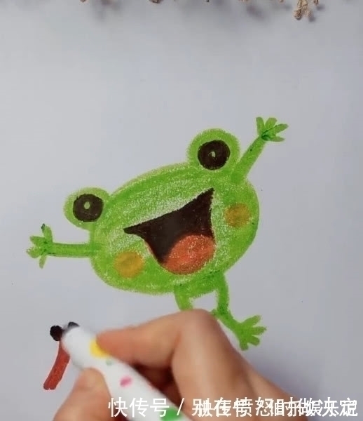 蜡笔画@美术生用蜡笔画青蛙,开始还很正常,可到最后:手长头上了?
