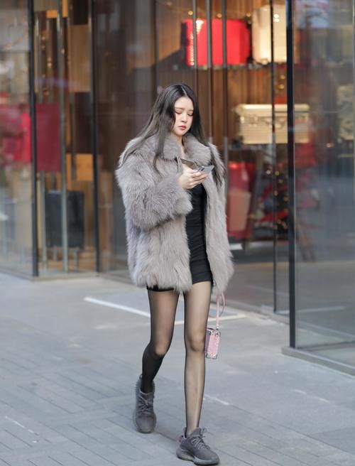 黑色丝袜只是一种搭配，它本身其实并不性感