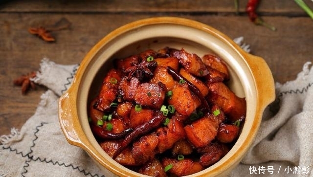 糖色|觉得红烧肉太油腻?有种不炒糖色不放油的做法,老人小孩都爱吃