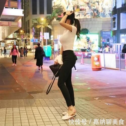 独出心裁|美女穿简单的T恤+牛仔裤，也能风情无限，美丽迷人