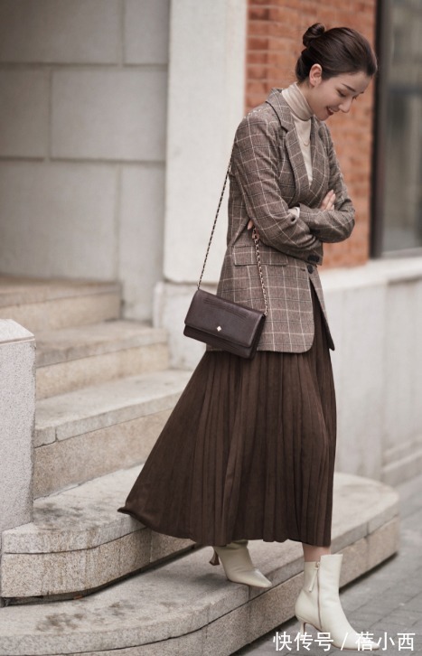 搭配|今年建议多穿“半身裙”，搭配针织衫、西装、大衣，保暖又时髦