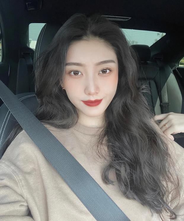 四五十岁长脸女人,抛弃“大妈卷”吧!留这几种发型,真显气质