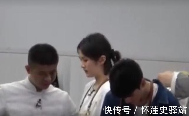 姚安娜|《中餐厅》路透，黄晓明忙碌，姚安娜干活偷懒，紧皱眉头玩手机！