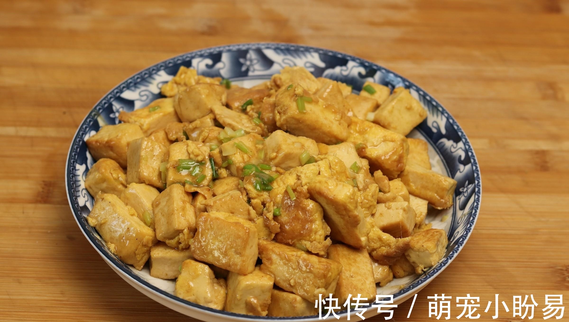 煎豆腐时,切记不要直接下锅煎!多加一步,豆腐不碎不粘锅