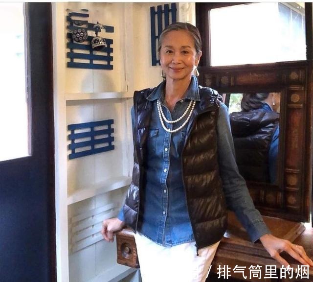 圆领衫 一位60岁的日本奶奶凭穿搭火了，穿衣简单又日常，气质不输年龄！