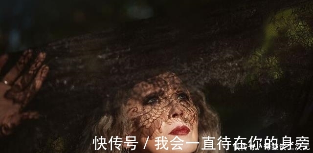 走红|58岁阿姨因cosplay走红，造型精美复古大片感，自制道具令人惊艳