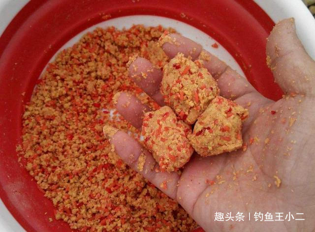 钓鱼打窝天经地义,这三个打窝技巧钓鱼人必备,别让窝料白白浪费