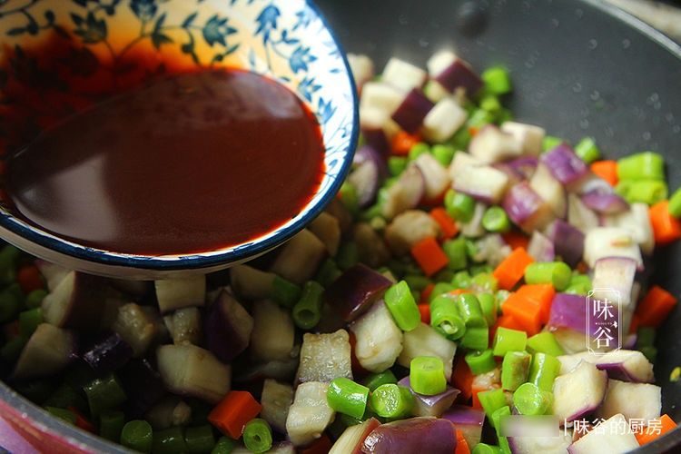 维生素p|炒茄子时，别直接下锅炒，多加这一步，茄子不油不发黑，下饭入味