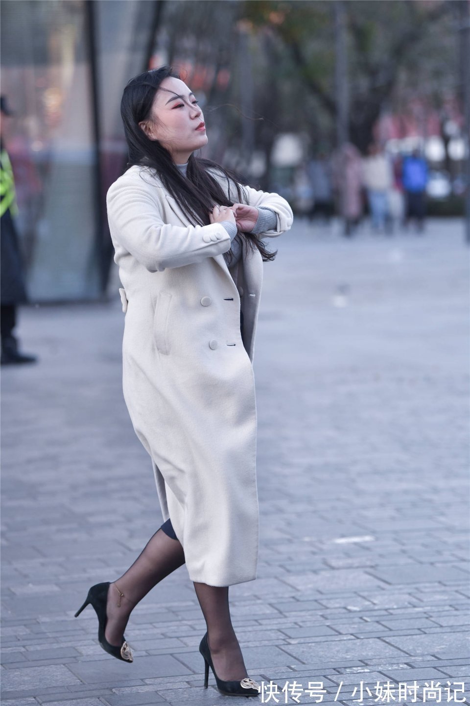 尖头 秋冬里的姑娘,无论胖瘦都喜欢黑色丝袜,搭配尖头细跟鞋更显气质