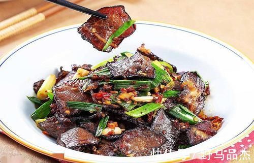 青椒炒腊肉|炒腊肉前,只会泡水是不行的,多做一步,腊肉香嫩不肥腻,还不柴