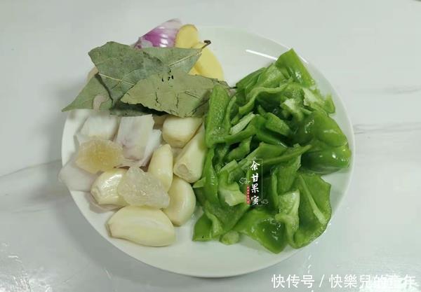 我们家常做的家常菜肴,简单炖一炖上桌,鲜而不腻每次光盘