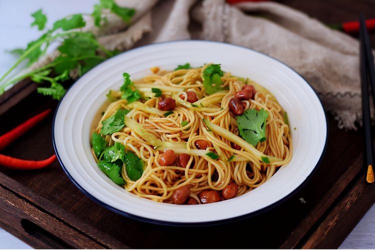 面条别再煮着吃了，配上拌好的辣椒油，不怕你不喜欢