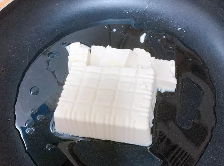 鸡蛋跟豆腐没想到这么搭!大叔把这两个混在一起,比吃肉还要香!