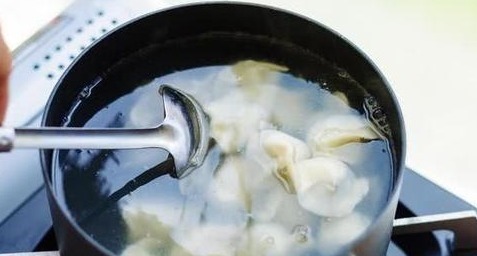 别再水开煮饺子了!老师傅牢记4点,饺子鲜香筋道足,不破皮