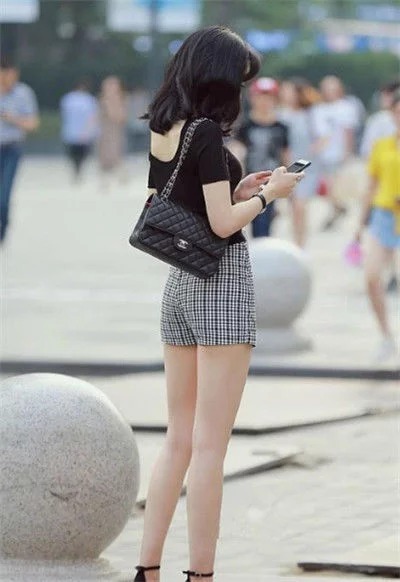 靓丽|街拍:美女身穿露肩上衣配米色阔腿裤,貌美如花,靓丽大气