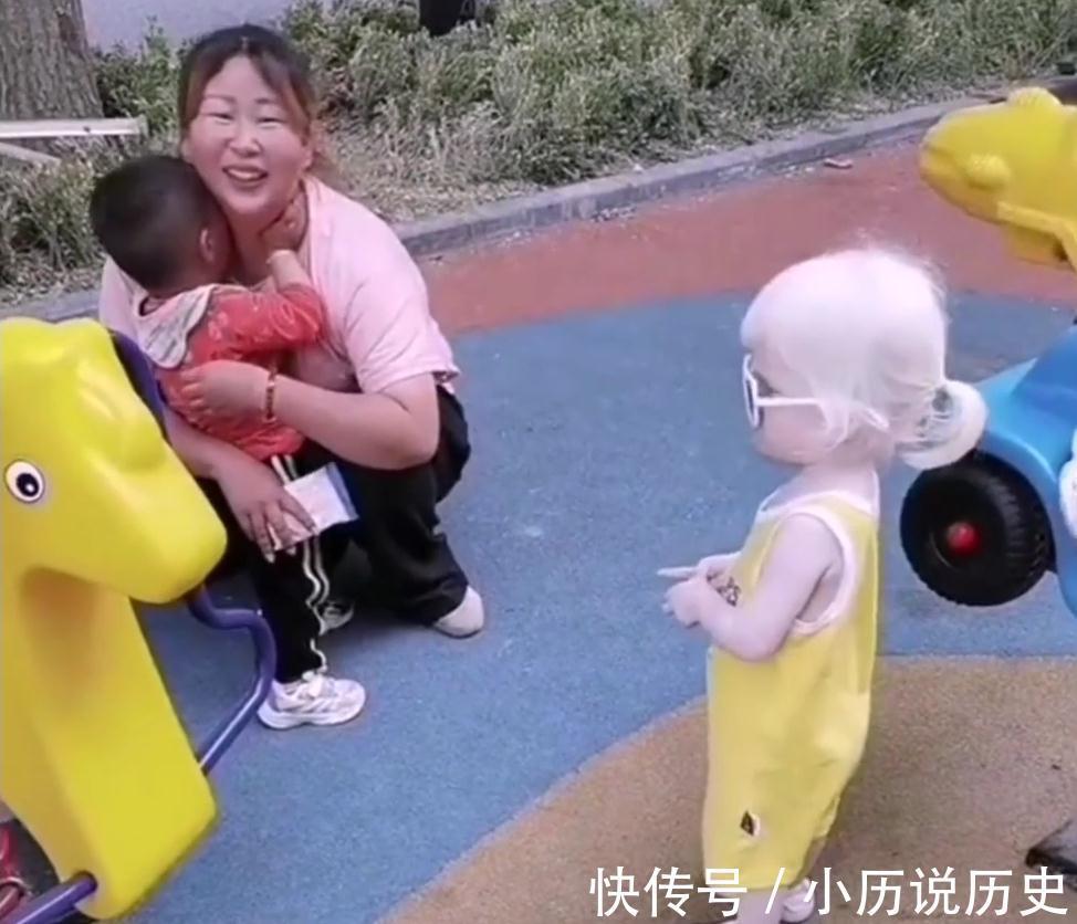 美云|女孩患白化病全身皮肤雪白,出门吓哭小朋友,女孩的表情让人心碎