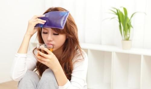 服用|洗完脚后,睡前把藿香正气水涂在脚底,或能帮你解决这3大烦恼