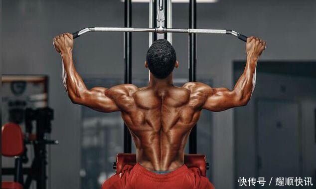 训练|男生健身先练胸肌,不显强壮反倒影响了体态你应该先练这个部位