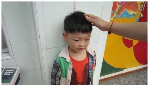孩子|孩子矮是“惯”出来的这些毛病不纠正,爸妈再高孩子也是小矮人