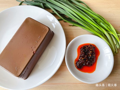 鸭血别只涮火锅两分钟教你韭菜烧鸭血,3块钱炒一盘,美味又下饭