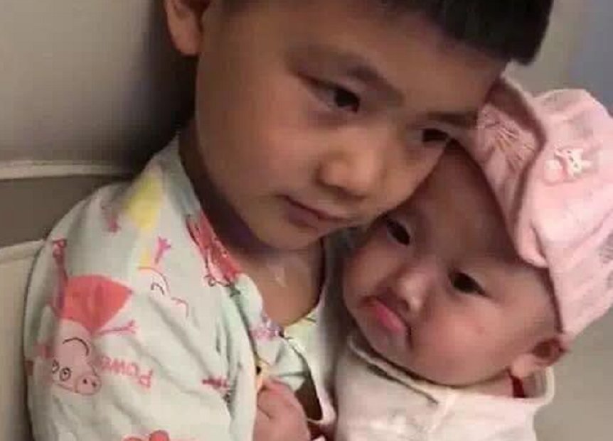 妈妈|二胎妹妹被妈妈教训后,一脸委屈躲在哥哥怀里,网友:太有爱了