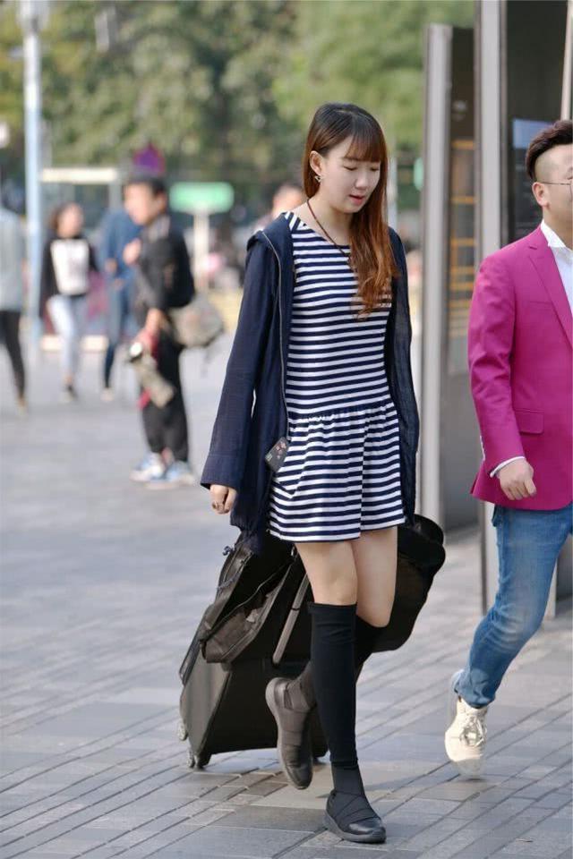 高跟鞋|街拍丨美女与高跟鞋搭配起来
