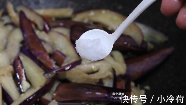 香茄子|炒茄子时,下锅前多做这一步,茄子不吸油还特别下饭,拿肉都不换