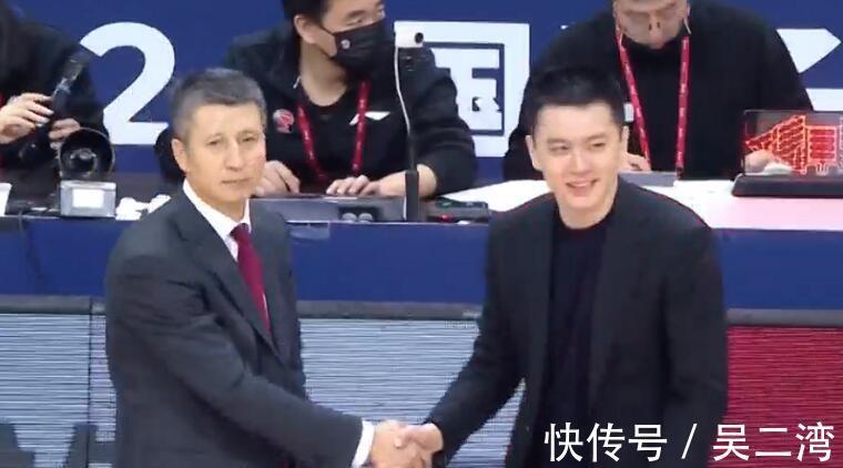 广州龙狮|最后1秒,郭艾伦被逼迫进攻遭盖帽,杨鸣尬笑,这人竟是杜锋外甥