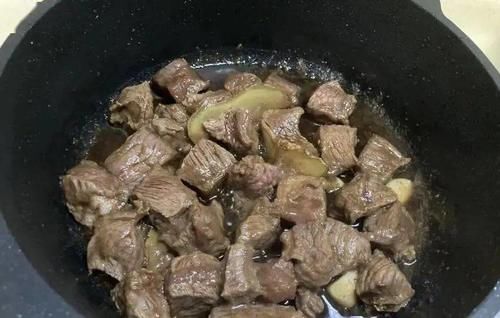 土豆去皮放案板上切成块，鲜香入味，好吃到汤都不剩