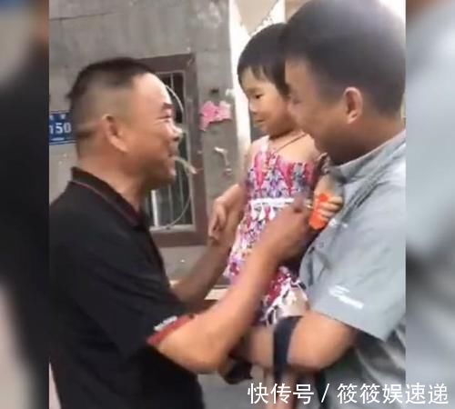 育儿观|爸爸带娃偷偷来看爷爷,看到爷爷的表情后,可以说真的是很宠溺了