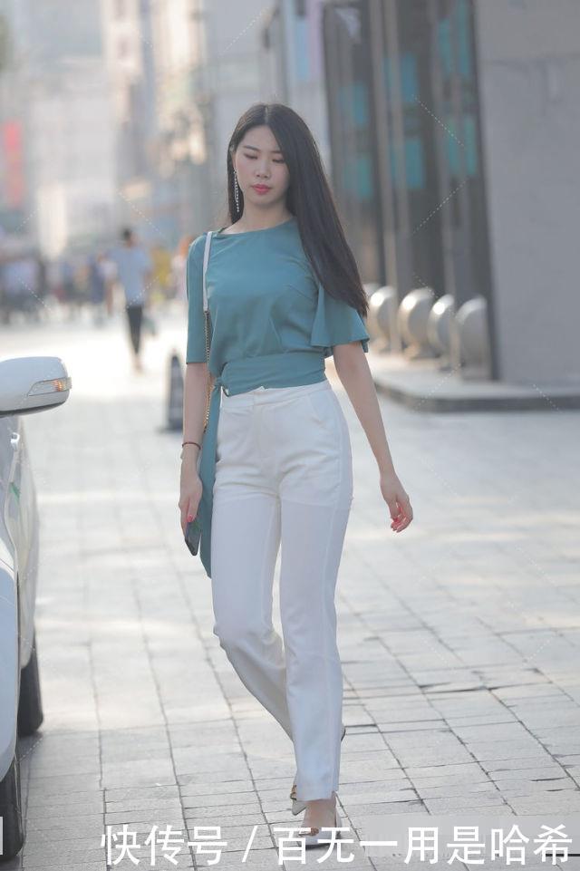 街拍美女一身简单又好看的休闲裤穿搭,造型方面显得亮眼了许多