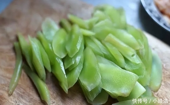  鸡胸肉|大叔家的减肥菜谱：莴笋炒鸡胸肉，滑嫩爽口，做法简单，家人爱吃