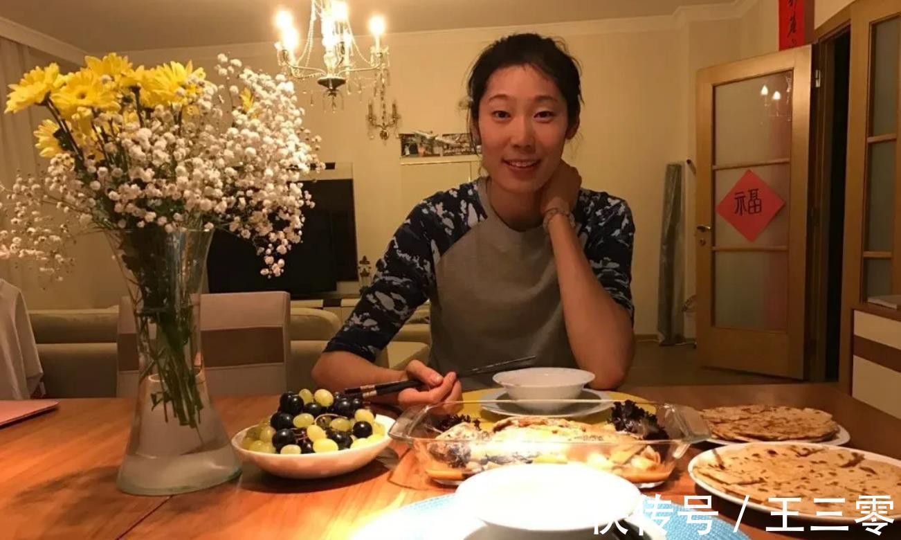 中国女排国家队|气质很好!朱婷在家做饭的照片曝光!可惜没有男朋友啊!