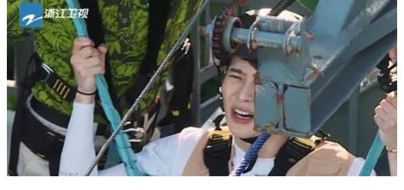 纹身|王嘉尔为遮纹身花样百出，38度高温穿冰袖，范丞丞方式却简单粗暴