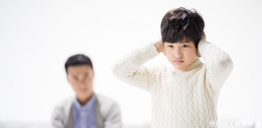 父亲|父亲拍孩子赖床视频,传至家庭群,孩子被激怒顺手拿起了剪刀