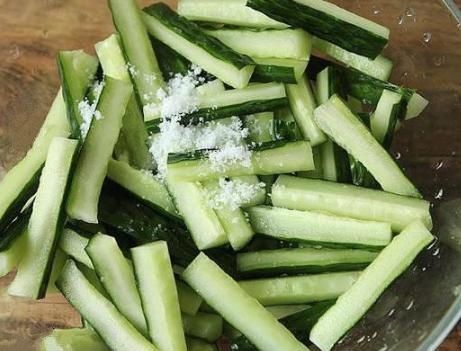 腌黄瓜时,别只会加盐,多加这1点,黄瓜脆爽入味