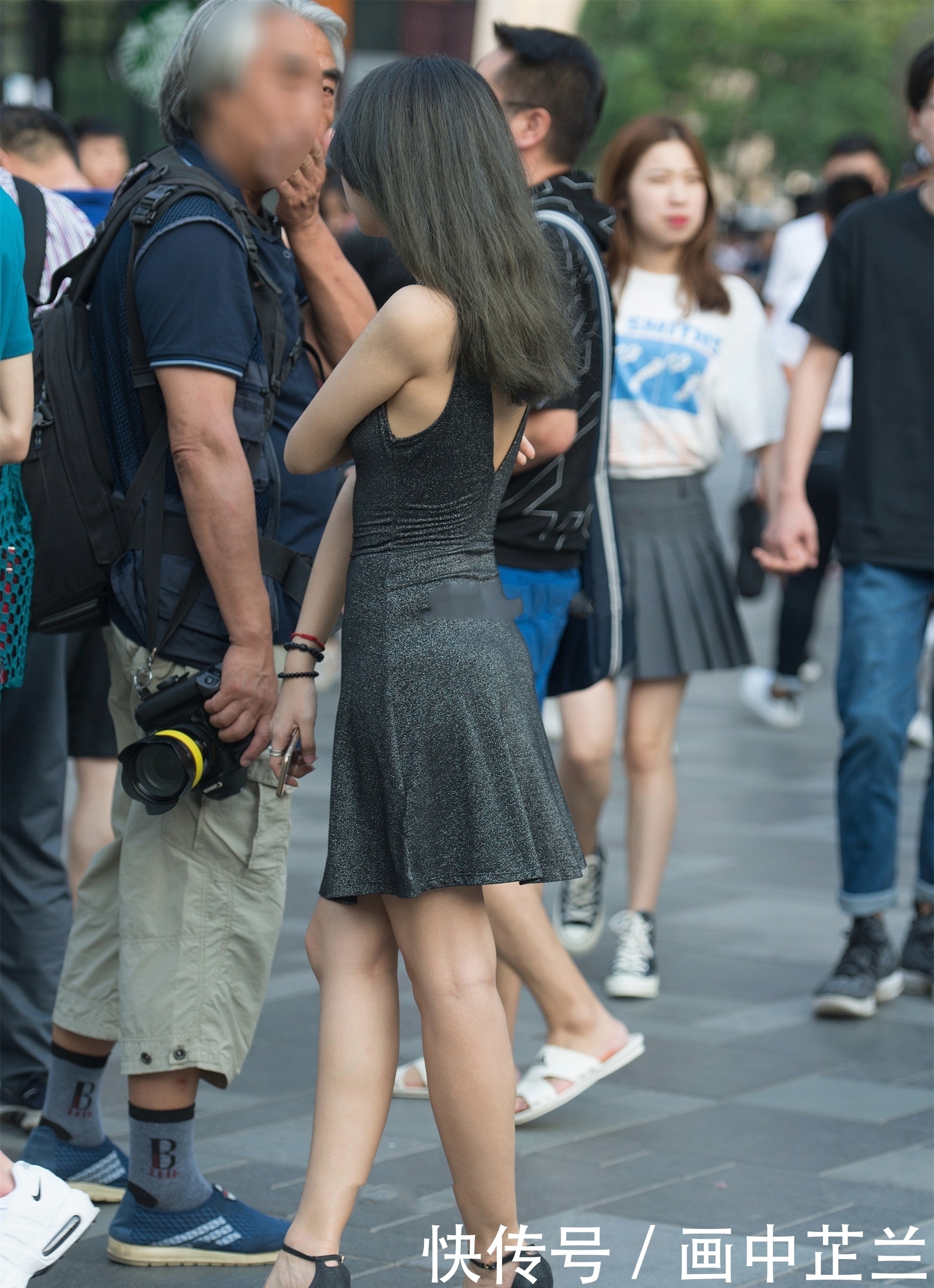 灰黑色连衣裙，展现女性魅力，时尚清爽