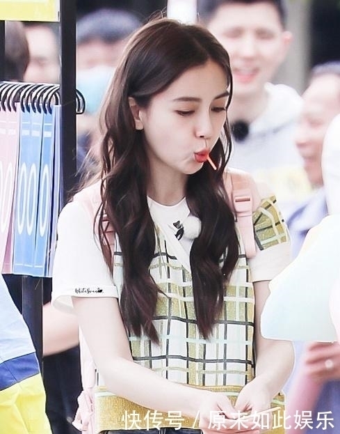 跑男录制被网友偶遇，baby背粉色书包与蔡徐坤同框哪里像31岁的人