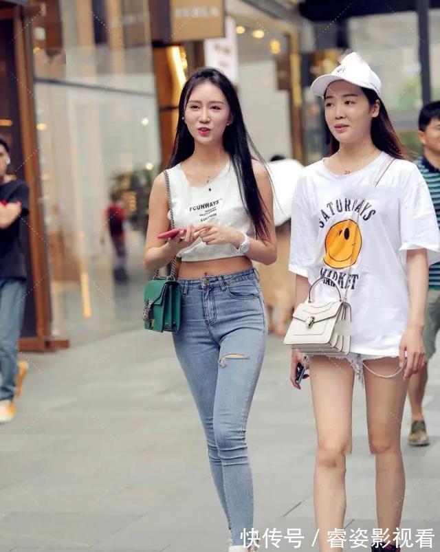 惬意 有一种惬意叫白色T恤搭配个性牛仔裤,简约精致,彰显青春活力